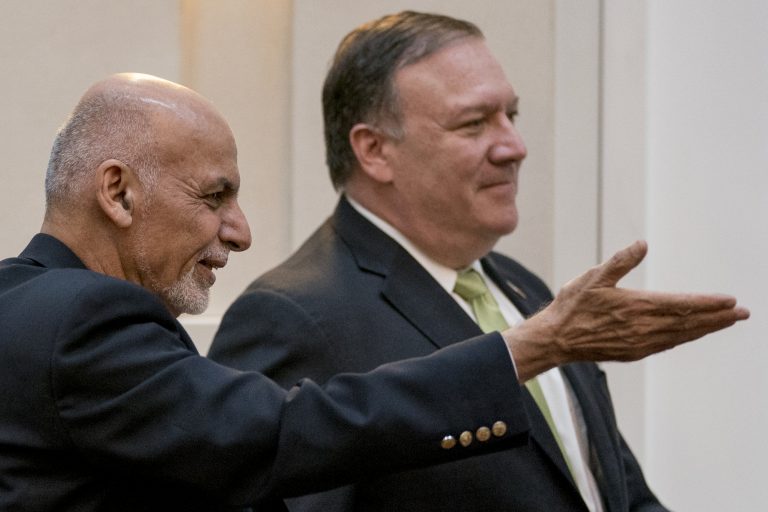 AP Photo,ARCHIVO - Esta foto de archivo del 9 de julio del 2018 muestra al presidente afganos Ashraf Ghani, izquierda, y al secretario de Estado Mike Pompeo, llegando a una conferencia de prensa en Kabul, Afganistán. (AP Foto/Andrew Harnik, Pool, Archivo)