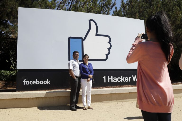 AP Photo,ARCHIVO - En esta foto del 31 de agosto del 2016, visitantes se toman fotos delante del logo de Facebook en las afueras de las oficinas de la compañía en Menlo Park, California. (AP Foto/Marcio José Sánchez)