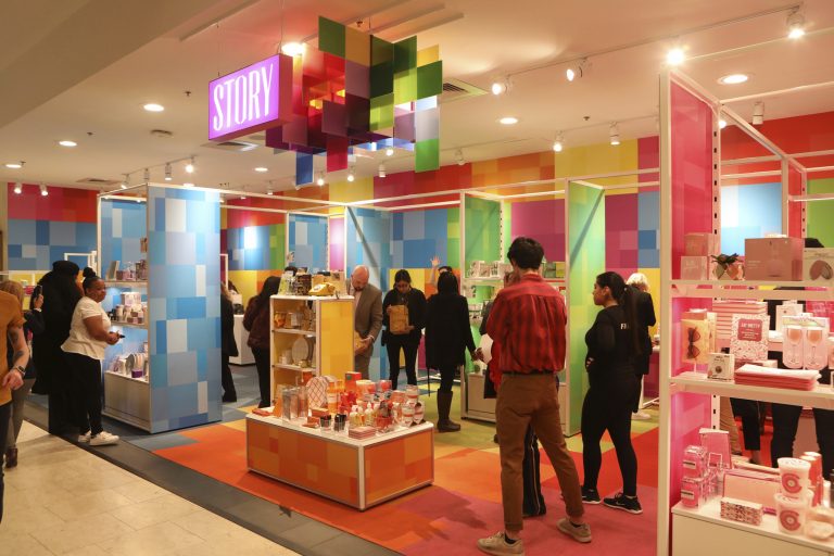 AP Photo,Macy’s abre la tienda Story, una experiencia narrativa de ventas, en 36 ubicaciones en Estados Unidos. (Jean-Marc Giboux/AP Images for Macy's)