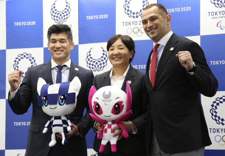AP Photo,De izquierda a derecha, el técnico de la selección japonesa de judo masculino; Kosei Inoue, la entrenadora del equipo japonés de softball femenino, Reika Utsugi, y el director deportivo de Tokio 2020, Koji Murofushi, posan para una foto tras una rueda de prensa para presentar el horario detallado de los Juegos Olímpicos, en Tokio, el martes 16 de abril de 2019. (AP Foto/Koji Sasahara)