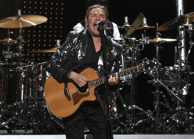 AP Photo, Fher Olvera,En esta foto del 14 de novie,bre del 2018, Fher Olvera, de Maná, durante el homenaje a la banda mexicana como Persona del Año de la Academia Latina de la Grabación en Las Vegas. Maná lanzó el viernes 12 de abril del 2019 una nueva versión de su clásico 