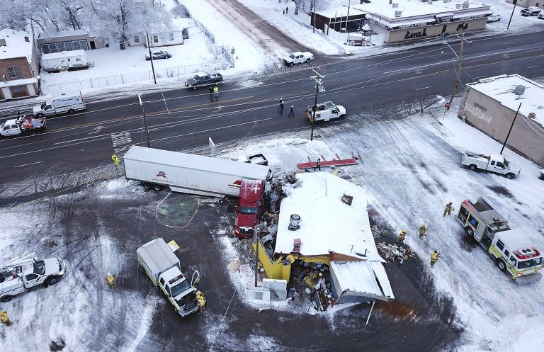 AP Photo,ARCHIVO - En esta imagen de archivo del 16 de enero de 2019 tomada por un dron de la Patrulla de Autopistas de Utah se ve un gran camión estrellado contra un restaurante en Wellington, Utah. (Utah Patrulla de Autopistas via AP, Archivo)