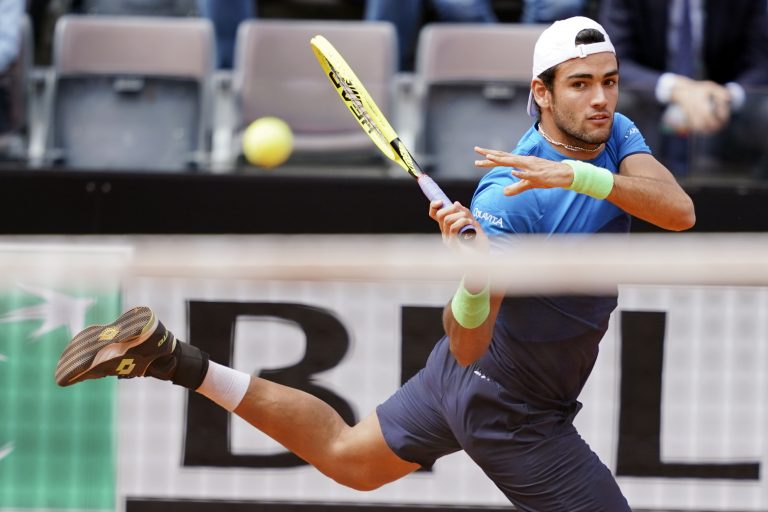 AP Photo,El italiano Matteo Berrettini devuelve la pelota al alemán Alexander Zverev en el Abierto de Italia en Roma, el martes 14 de mayo del 2019. (AP Foto/Andrew Medichini)