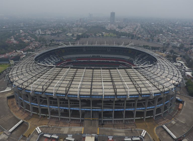 AP Photo,Una panorámica del icónico Estadio Azteca, de la Ciudad de México, el jueves 16 de mayo de 2019. Después de un fallido intento de usar una superficie híbrida que le costó la cancelación de un partido de temporada regular de la NFL, la cancha del Azteca regresará al pasto natural, anunciaron los administradores del recinto el lunes 27 de mayo. (AP Foto/Rebecca Blackwell)