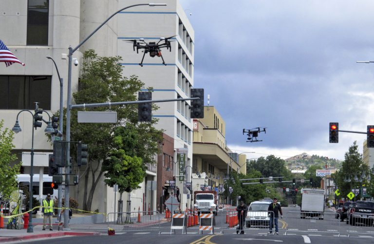 AP Photo, DRONES URBAN TESTING,En esta foto del 21 de mayo del 2019, dos drones vuelan sobre Lake Street en Reno, Nevada, como parte de oruebas conducidas por la NASA edn áreas urbanas.  (AP Foto/Scott Sonner)