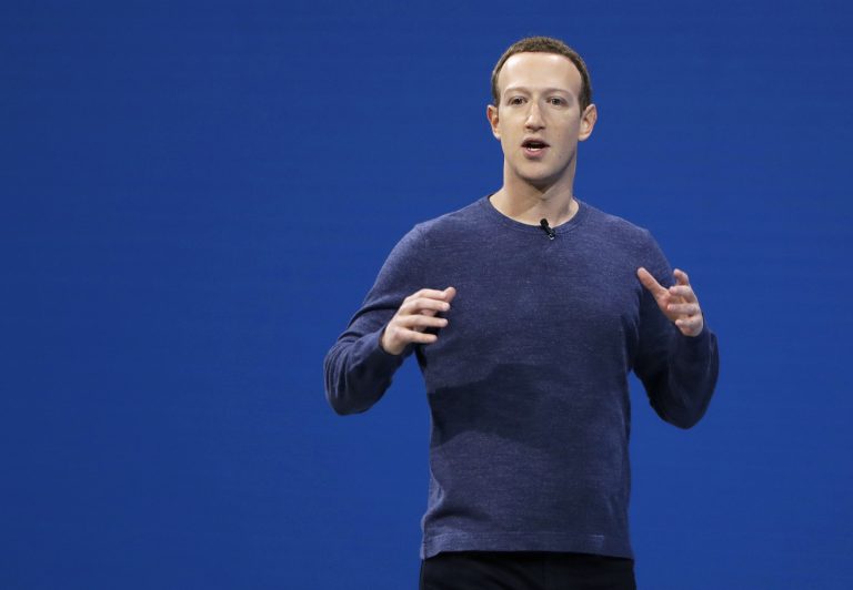 AP Photo, Mark Zuckerberg,ARCHIVO - Esta foto de archivo del martes 1 de mayo del 2018 muestra al director general de Facebook Mark Zuckerberg dando el discurso de apertura de la conferencia F8, que la red social realiza anualmente para programadores, en San José, California.  (AP Foto/Marcio José Sánchez, Archivo)