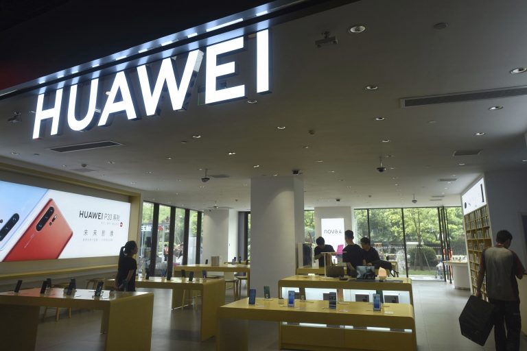 AP Photo,Compradores chequean smartphones en una tienda de Huawei en Hangzhou, en la provincia de Zhejiang, en el este de China, el 16 de mayo de 2019. (Chinatopix via AP)