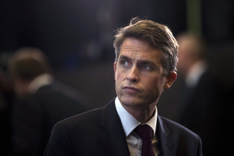 AP Photo, Gavin Williamson,ARCHIVO - En esta foto del 4 de octubre del 2018, el secretario de defensa de Gran Bretaña Gavin Williamson participa en una reunión de ministros de defensa de la OTAN en Bruselas. Williamson fue despedido el miercoles, 1 de mayo del 2019,  luego de una investigación sobre filtraciones de una reunión secreta del gobierno británico sobre el gigante tecnológico chino Huawei.(AP Foto/Francisco Seco)