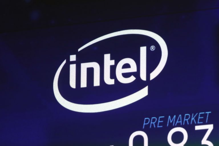 AP Photo,Fotografía de archivo del 3 de octubre de 2018 del logo de Intel en una pantalla del Nasdaq MarketSite en la plaza Times Square de Nueva York. (AP Foto/Richard Drew, Archivo)