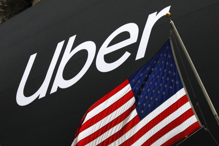 AP Photo,ARCHIVO - Foto de archivo, 10 de mayo de 2019, del logo de Uber en la Bolsa de Nueva York el día de su OPI. Uber anunció el miércoles 29 de mayo de 2019 que calificará a sus usuarios según su conducta y podría echarlos del app si insisten en portarse mal. (AP Foto/Mark Lennihan, File)