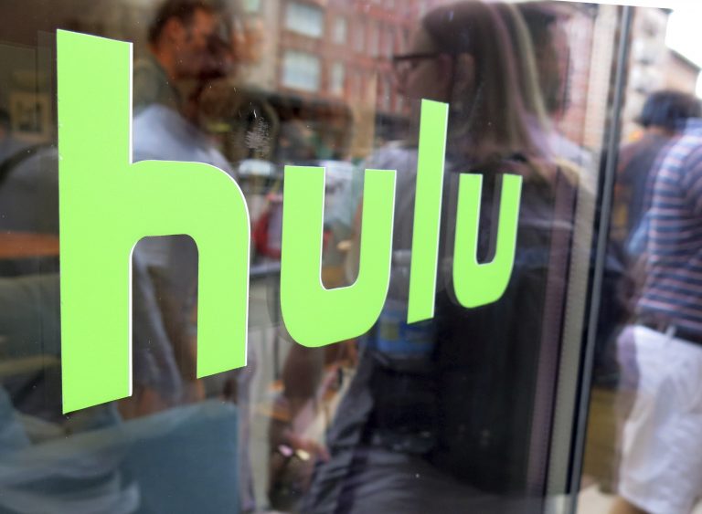 AP Photo, Hulu,ARCHIVO - La foto de archivo del 27 de junio de 2015 muestra el logo de Hulu en una ventana en Milk Studios de Nueva York. Disney tomará el control total de Hulu, se informó el martes 14 de mayo de 2019. 
This June 27, 2015, file photo, shows the Hulu logo on a window at (AP Foto/Dan Goodman, File)