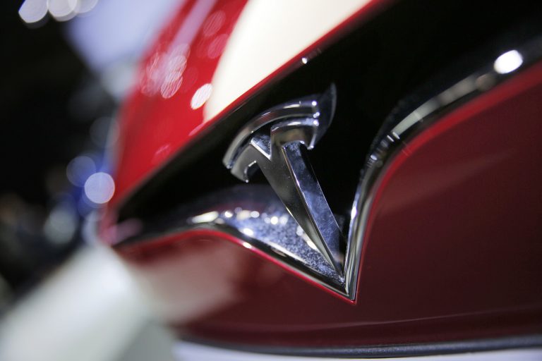 AP Photo,Esta foto de archivo del 30 de septiembre del 2016 muestra el logotipo de un auto Model S de Tesla en el Expo de Autos en París, Francia. (AP Foto/Christophe Ena, Archivo)