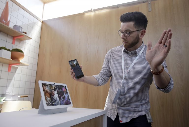 AP Photo,Alexander Hunter, de Google, hace una demostración del Nest Hub Max  en la conferencia Google I/O en Mountain View, California, el martes, 7 de mayo del 2019. (AP Foto/Jeff Chiu)
