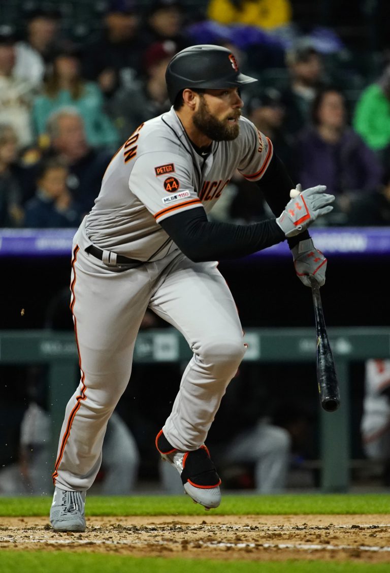 AP Photo,Mac Williamson, de los Gigantes de San Francisco, corre tras conectar un sencillo productor ante los Rockies de Colorado, el martes 7 de mayo de 2019 (AP Foto/Jack Dempsey)