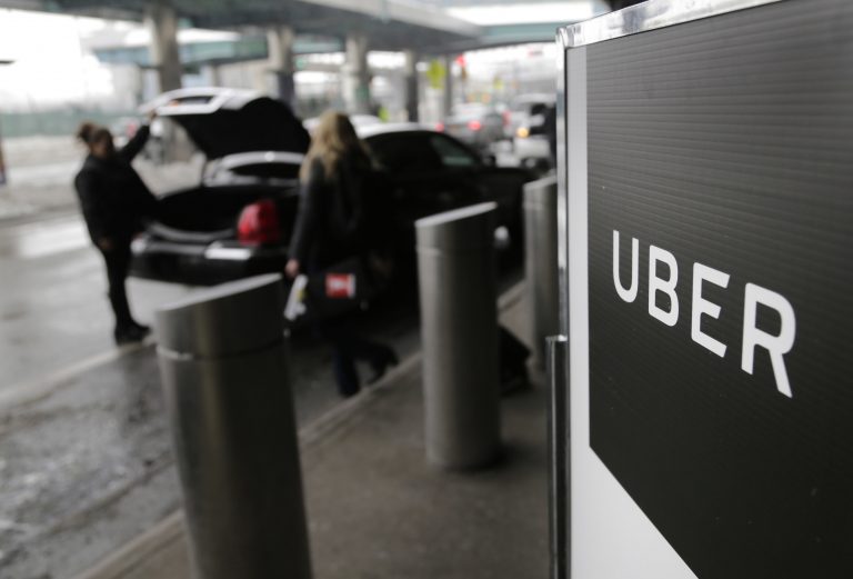 AP Photo,Un puesto del servicio de autos Uber en el Aeropuerto LaGuardia, Nueva York, el 15 de marzo de 2017. (AP Foto/Seth Wenig, File)