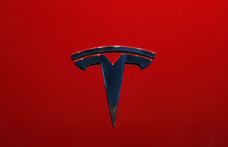 AP Photo,El logo del Tesla model 3 en una feria automovilística en París, el 3 de octubre del 2018. (AP Photo/Christophe Ena, File)