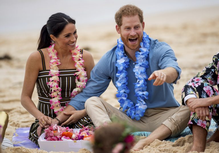 AP Photo,ARCHIVO – En esta fotografía de archivo del 19 de octubre de 2018 el príncipe Enrique y Meghan, duquesa de Sussex se reúnen con un grupo local de surfistas conocido como OneWave, para crear conciencia sobre la salud mental y el bienestar en la playa Bondi en Sydney, Australia. El palacio de Buckingham informó el lunes 6 de mayo de 2019 que Enrique y Meghan tuvieron a su primogénito en la madrugada.(Dominic Lipinski/Pool via AP, archivo)