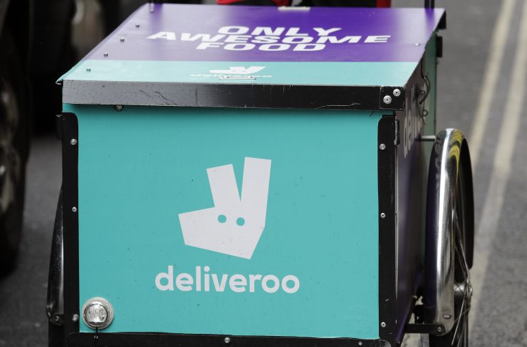 AP Photo,ARCHIVO - Foto de archivo, 11 de julio de 2017, del logo de Deliveroo en una bicicleta en Londres. Amazon se ha convertido en el mayor inversionista en Deliveroo, informó la empresa de entrega de comidas a domicilio el viernes 17 de mayo de 2019. (AP Foto/Frank Augstein, file)