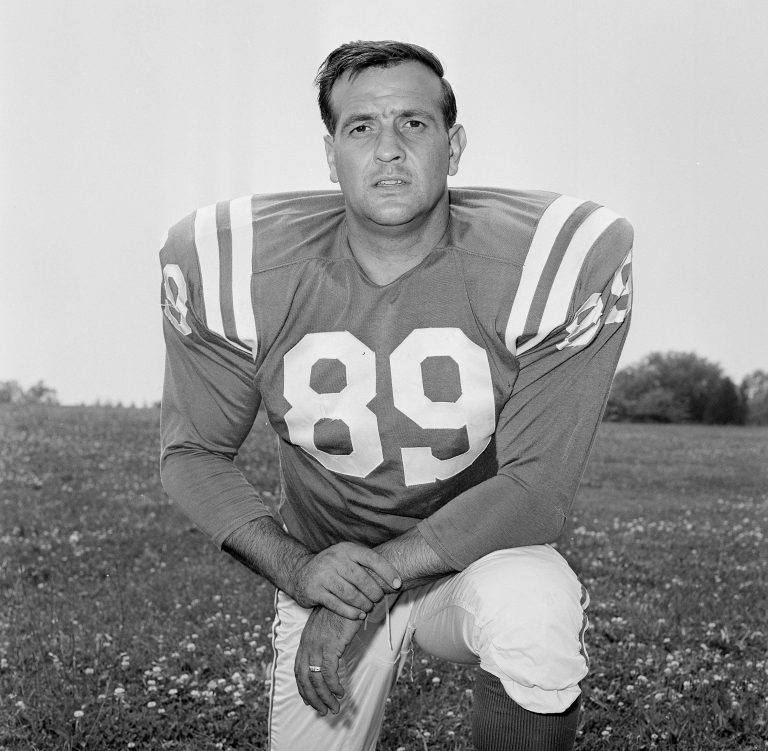 AP Photo, Gino Marchetti,ARCHIVO - En esta foto de archivo del 18 de julio de 1960, aparece Gino Marchetti, durante los campamentos de prácticas de los Colts de Baltimore en Westminster, Maryland (AP Foto/ARCHIVO)