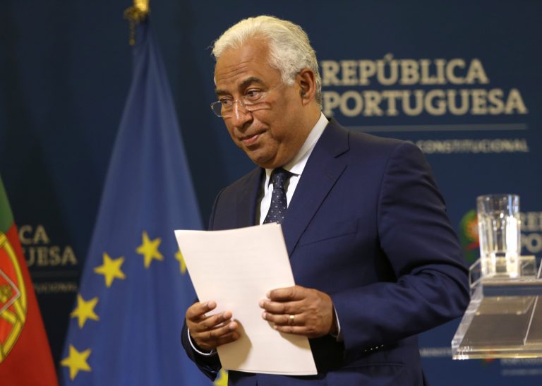 AP Photo,El primer ministro de Portugal Antonio Costa deja el escenario tras un discurso a la nación en el Palacio Sao Bento en Lisboa el viernes, 3 de mayo del 2019. (AP Foto/Armando Franca)