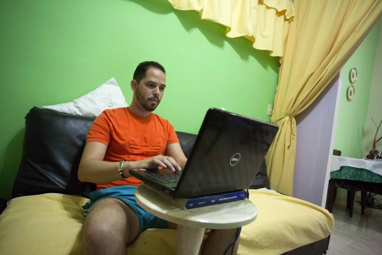 AP Photo,En esta imagen del 6 de enero de 2017, Roberto Carlos Villamar utiliza su laptop con el nuevo internet experimental en la sala de su casa en La Habana, Cuba. (AP Foto/Desmond Boylan, Archivo)
