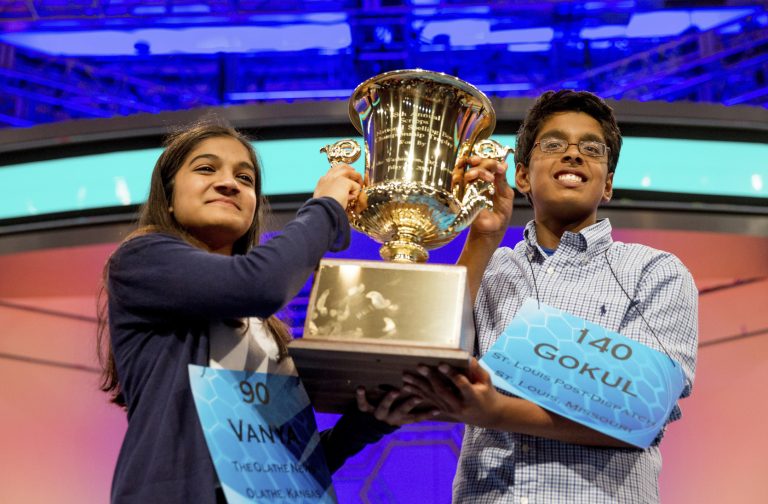 AP Photo,Fotografía de archivo del 28 de mayo de 2015 de Vanya Shivashankar, de 13 años de Olathe, Kansas, y Gokul Venkatachalam, de 14 años de St. Louis, sosteniendo el trofeo de campeonato al empatar en las finales del concurso nacional de ortografía de Estados Unidos en Oxon Hill, Maryland. (AP Foto/Andrew Harnik, Archivo)