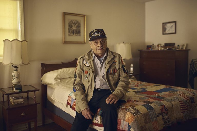 AP Photo,Frank DeVita, veterano de la Segunda Guerra Mundial que participó en el legendario desembarco aliado del Día D hace 75 años, posa para una foto en su casa de Bridgewater, Nueva Jersey, el 14 de mayo del 2019. DeVita planea ir a Normandía por 12da vez para participar en las conmemoraciones. (AP Photo/Andres Kudacki)