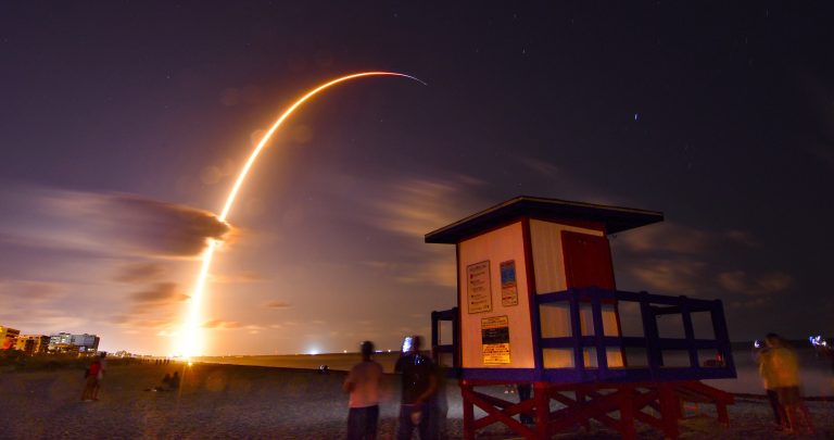 AP Photo,Un cohete Falcon 9 SpaceX con una carga de 60 satélites pequeños para la red de  internet Starlink de SpaceXr despega desde  Cabo Cañaveral, Florida, el jueves, 23 de mayo del 2019,.  (Malcolm Denemark/Florida Today vía AP)