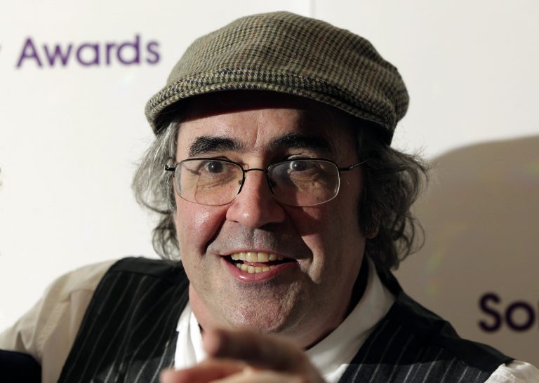 AP Photo,Danny Baker en una foto tomada el 13 de mayo del 2013 en Londres. poses for a photo in London. Baker, un discjockey de la BBC, fue despedido tras usar una foto de un chimpancé en un tuit sobre el bebé del príncipe Enrique y su esposa Meghan, la duquesa de Sussex el jueves 9 de mayo del 2019. (Yui Mok/PA via AP, Archivo)