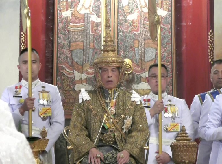 AP Photo,En esta imagen tomada de un video, el rey te Tailandia, Maha Vajiralongkorn (centro), sentado en el trono durante su ceremonia oficial de coronación, en el Gran Palacio, el 4 de mayo de 2019, en Bangkok, Tailandia. (Thai TV Pool via AP)