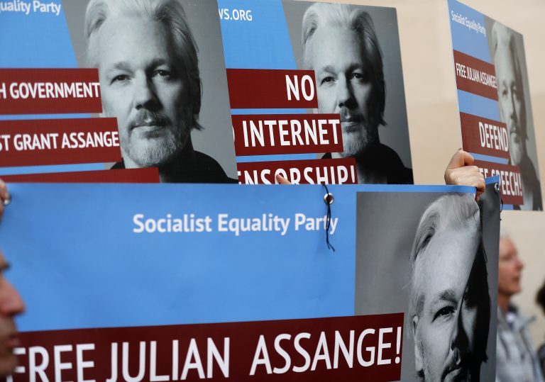 AP Photo,Manifestantes con carteles con la imagen del fundador de WikiLeaks, Julian Assange, protestan en la entrada del tribunal de Westminster, en Londres, el 2 de mayo de 2019. (AP Foto/Frank Augstein)