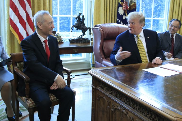 AP Photo, Donald Trump, Liu He,El presidente estadounidense Donald Trump con el viceprimer ministro chino Liu He en la Casa Blanca en Washington el 4 de abril del 2019. (AP Photo/Manuel Balce Ceneta, File)