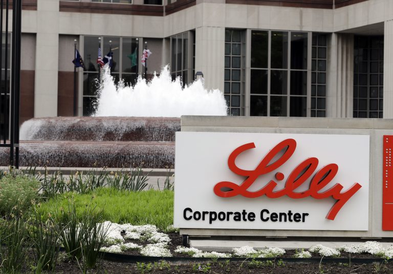 AP Photo,ARCHIVO - En esta imagen de archivo del 26 de abril de 2017, la sede de la compañía Eli Lilly and Co. en Indianapolis. (AP Foto/Darron Cummings, Archivo)