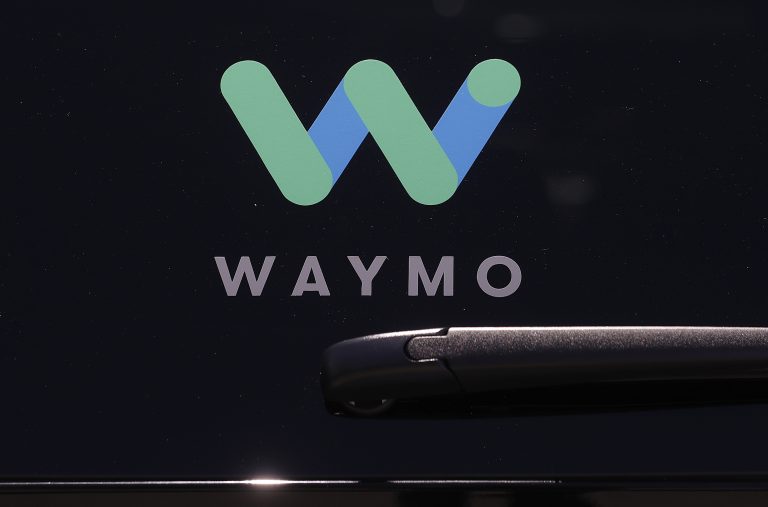 AP Photo,ARCHIVO - Esta foto de archivo del martes 8 de mayo del 2018 muestra el logotipo de Waymo en la ventana de un auto en la conferencia Google I/O en Mountain View, California. (AP Foto/Jeff Chiu, Archivo)