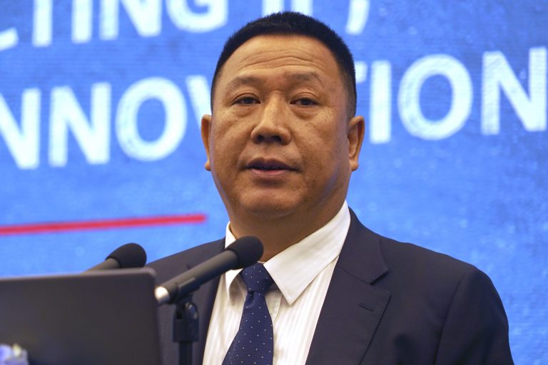 AP Photo, Song Liuping,El jefe de la oficina legal de Huawei, Song Liuping, habla en una conferencia de prensa en la sede de la empresa en Shenzhen, en la provincia de Guangdong, en el sur de China, el 27 de junio de 2019. (AP Foto/Dake Kang)