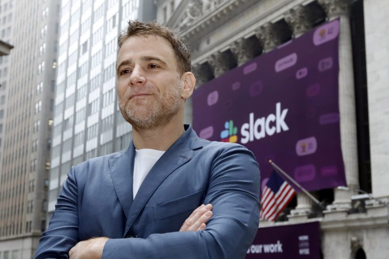 AP Photo, Stewart Butterfield,Stewart Butterfield, director general de Slack, posa para una foto afuera de la Bolsa de Nueva York, el jueves 20 de junio de 2019. (AP Foto/Richard Drew)