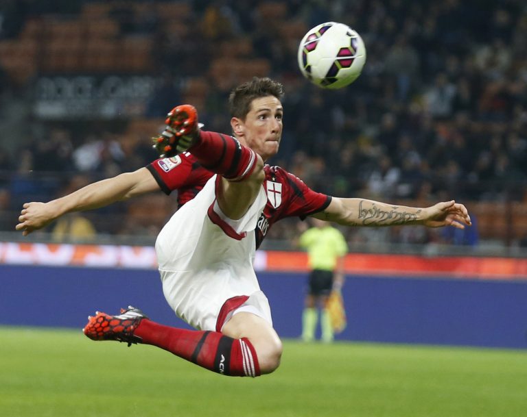 AP Photo,ARCHIVO - En esta foto del 26 de octubre del 2014, el delantero español del Milan Fernando Torres trata de anotar en un partido de la Serie A contra Fiorentina. El ex goleador de la selección de España anunció su retiro tras una carrera de 18 años que incluyó temporadas en Atlético de Madrid, Liverpool y Chelsea.  (AP Foto/Luca Bruno)