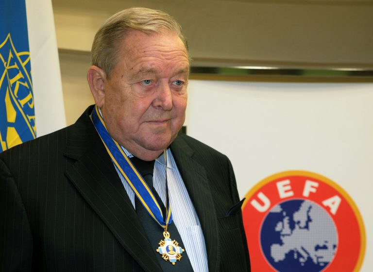 AP Photo, Lennart Johansson,ARCHIVO - En esta foto del miércoles 29 de noviembre de 2006, el presidente de la UEFA Lennart Johansson durante la inauguración de la Casa del Fútbol de la Federación de Ucrania en Kiev. (AP Foto/Andriy Lukatsky)