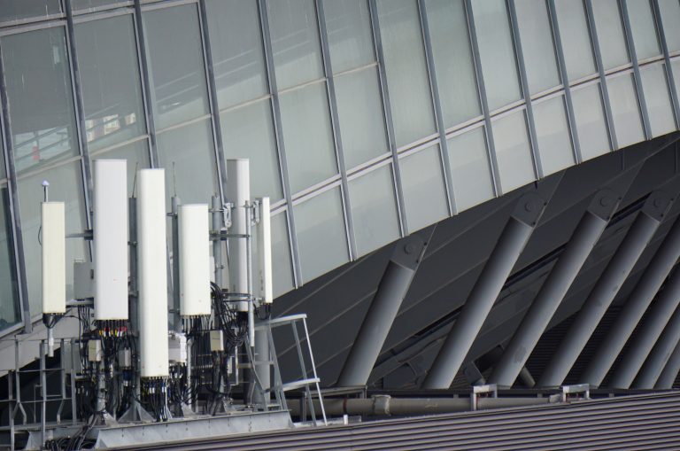 AP Photo,Un equipo de telefonía celular en Londres, el martes 25 de junio de 2019. La firma Cybereason dice que un grupo de hackers respaldados por un estado ha espiado objetivos de alto perfil en todo el mundo, se informó el martes 25 de junio de 2019. (AP Foto/Raphael Satter).