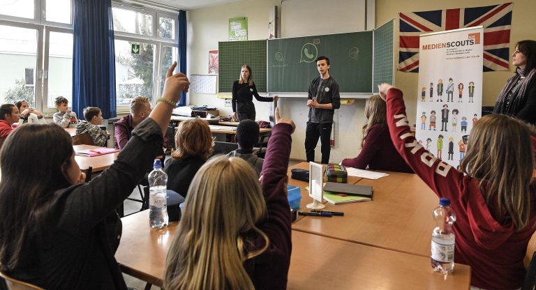 AP Photo,Los instructores Leon Sielinski (de pie, a la derecha) y Chantal Hueben imparten una clase sobre cómo manejarse en las redes sociales en Essen Alemania, el 18 de marzo del 2019. Alemania está a la vanguardia en el uso de adolescentes para enseñar a otros estudiantes los secretos del mundo digital. (AP Photo/Martin Meissner)