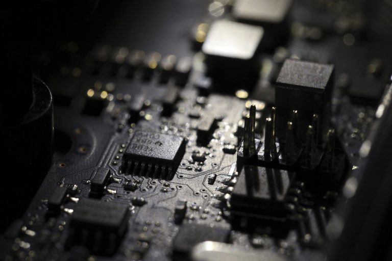 AP Photo,Fotografía de archivo del 23 de febrero de 2019 del interior de una computadora en Jersey City, Nueva Jersey. (AP Foto/Jenny Kane, Archivo)