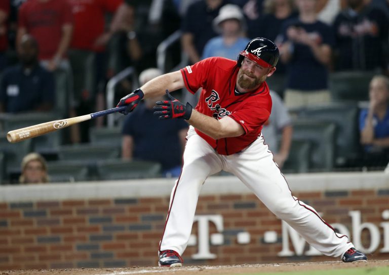 AP Photo, Brian McCann,Brian McCann (16), de los Bravos de Atlanta, produce con un sencillo las dos carreras de la victoria de su equipo sobre los Filis de Filadelfia en la última entrada del partido en Atlanta, el viernes 14 de junio de 2019. (AP Foto/John Bazemore)