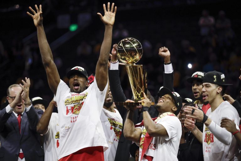 AP Photo, Serge Ibaka, Danny Green, Kyle Lowry,El congoleño  Serge Ibaka (izq), Kyle Lowry ( con el trofeo) y Danny Green festejan la victoria de los Raptors de Toronto en la final de la NBA el 13 de junio del 2019 en Oakland. (AP Photo/Ben Margot)
