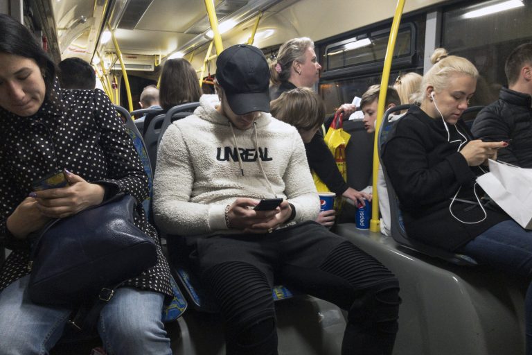 AP Photo,Esta foto del jueves 6 de mayo del 2019 muestra a pasajeros viendo sus celulares en un autobús de Moscú, Rusia. (AP Foto/Alexander Zemlianichenko)