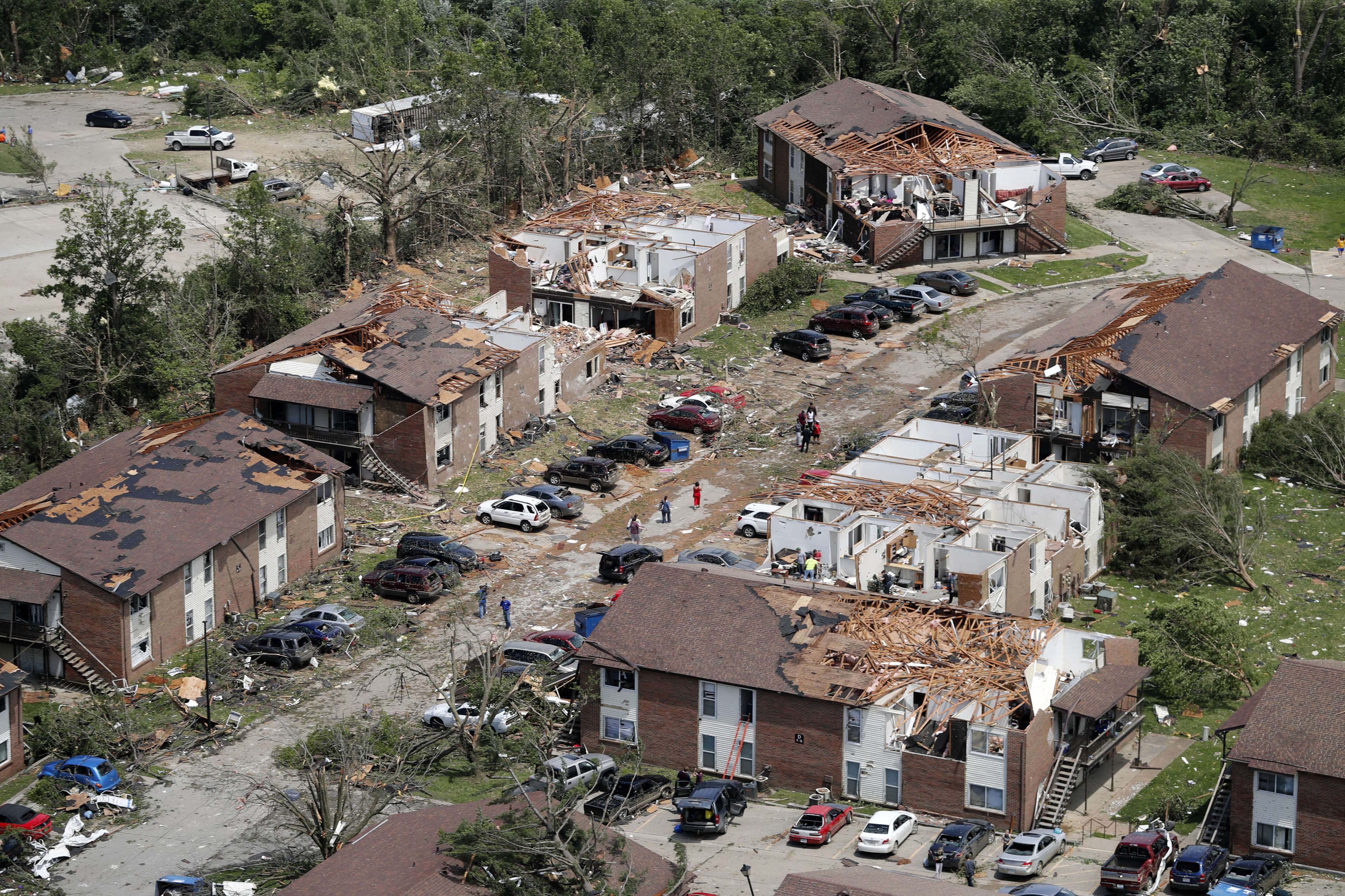 Tornado azota suburbios de Kansas City; tormentas al este