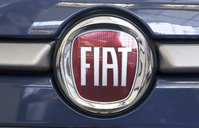 AP Photo,ARCHIVO - Esta foto de archivo del 14 de febrero del 2019 muestra el logotipo de Fiat en un auto compacto 500L del 2019 en el Expo Internacional de Autos de Pittsburgh 2019, en Pittsburgh. (AP Foto/Gene J. Puskar, Archivo)