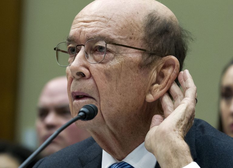 AP Photo,ARCHIVO - Esta foto de archivo del 14 de marzo del 2019 muestra al secretario de Comercio Wilbur Ross testificando ante la Comisión para la Supervisión y Reforma del Gobierno de la Cámara de Representantes en el Capitolio, en Washington. (AP Foto/José Luis Magaña, Archivo)