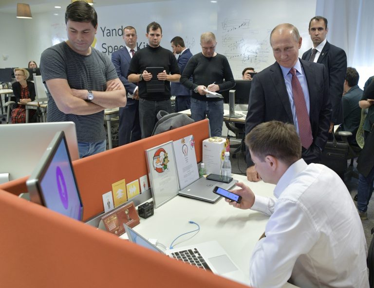 AP Photo,ARCHIVO - En esta fotografía del jueves 21 de septiembre de 2017 el presidente ruso Vladimir Putin, derecha, visita la sede de la compañía de internet más grande de Rusia, Yandex, en Moscú. (Alexei Druzhinin, Sputnik, Kremlin Pool Photo via AP)