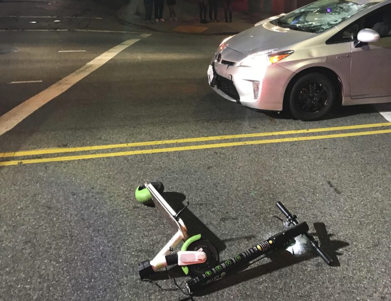 AP Photo,La patineta eléctrica usada por una persona que fue atropellada por un carro en Los Ángeles. Foto suministrada por Jodi Robinson, del 23 de diciembre del 2018. Las patinetas eléctricas se han popularizado últimamente como un medio de transporte conveniente, ligero y rápido. Pero a medida que más gente las usa, han aumentado los accidentes, resultando en heridas graves e incluso muertes. (Jodi Robinson via AP)
