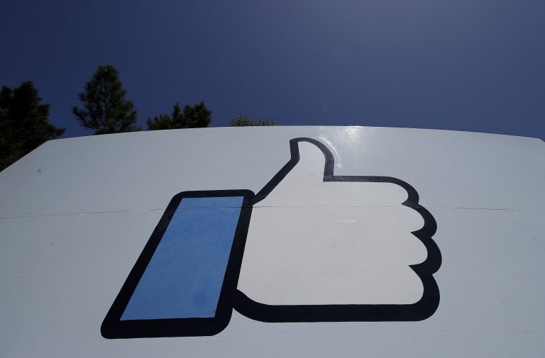 AP Photo,Foto tomada el 25 de abril del 2019 del logo de Facebook en la sede de la empresa en  Menlo Park, California.  (AP Photo/Jeff Chiu, File)